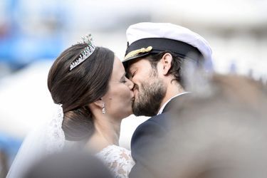 Le prince Carl Philip et la princesse Sofia ont donné le plus passionné que l'on ait vu au balcon d'un mariage royal. 