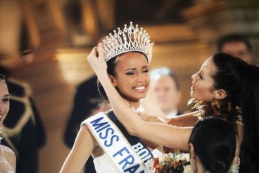 Sonia Rolland lors de son élection à Paris le 11 décembre 1999. Mareva Galanter lui pose la couronne.