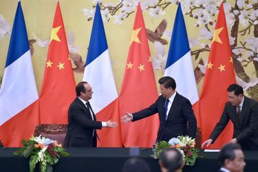 Xi Jingping et François Hollande échangent une poignée de mains