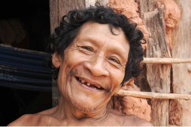 <br />
Karapiru, un Indien awá, pose devant sa maison située dans lʼEtat brésilien du Maranhão.<br />
Son regard trahit le traumatisme quʼil a subi à lʼarrivée des envahisseurs de sa terre ancestrale. Après avoir été témoin du massacre dʼune grande partie de sa famille par les karai, les non-indiens, Karapiru sʼest enfui dans la forêt où il a erré solitaire et constamment sur le qui-vive pendant dix longues années.<br />
Quand il a finalement quitté la forêt, les autorités ont fait venir un jeune homme qui parlait sa langue. Un seul mot a<br />
instantanément transformé la vie de Karapiru : le jeune homme lui a dit ʻPapa !ʼ, parce quʼil était son fils, le seul à avoir<br />
miraculeusement survécu au massacre de sa famille.Karapiru est maintenant retourné dans un village awá, mais les problèmes auxquels est confrontée sa tribu sont loin d'être terminés. Leurs forêts disparaissent beaucoup plus rapidement que dans tout autre territoire indigène d'Amazonie brésilienne; les Awá sont considérés comme la tribu la plus menacée au monde.