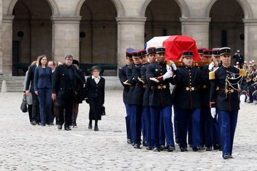 Gilberte, la veuve de Pierre Mauroy, et leur fils Fabien suivent le cercueil de l'ancien Premier ministre dans la cour des Invalides.