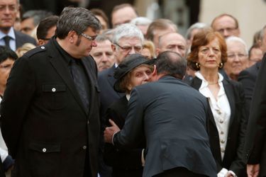 François Hollande salue Gilberte Mauroy.
