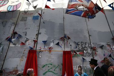 La &quot;Cérémonie d&#039;excuses&quot; de Banksy en Cisjordanie. 