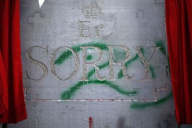 La &quot;Cérémonie d&#039;excuses&quot; de Banksy en Cisjordanie. 