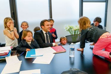 19h30, dimanche 7 mai, Emmanuel Macron est à son QG parisien avec ses petits-enfants. 