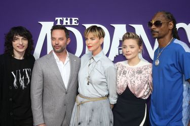 Finn Wolfhard, Nick Kroll, Charlize Theron, Chloë Grace Moretz, Snoop Dogg lors de la première de «La Famille Addams» le 6 octobre 2019 à Los Angeles.