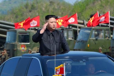 Kim Jong-un, 33 ans, leader de la Corée du Nord, salue le défilé militaire, le 26 avril.