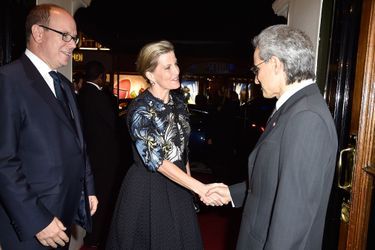 Le prince Albert II de Monaco avec Sophie de Wessex et le prince Al-Walid Ben Talal à Londres, le 29 octobre 2015