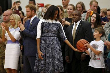 Le prince Harry avec Michelle Obama et Jill Biden à Fort Belvoir en Virginie, le 28 octobre 2015