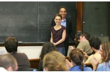 Natalie Portman, diplômée de psychologie à l&#039;université d&#039;Harvard (en 2003, après son succès dans &quot;Star Wars&quot;), a été invitée en mars 2006 en tant que conférencière à l’Université de Columbia pour un cours sur le terrorisme et l’anti-terrorisme. L’année suivante, elle est revenue parler de l’organisation de microfinance FINCA International.