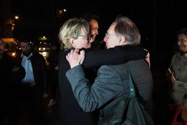 Dans la soirée, Claude Chirac et son époux Fréderic Salat-Baroux ont remercié pendant plus d&#039;une heure et demie la foule faisant la queue aux Invalides. 