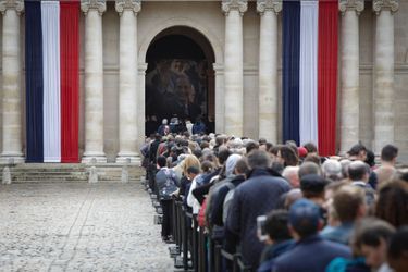 Dimanche 29 septembre, la foule se presse aux Invalides, jour et nuit, pour un dernier adieu à Jacques Chirac. 