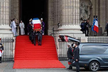 Le cercueil de Jacques Chirac porté par ses gardes du corps.