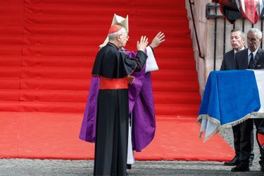 Le cardinal français, Dominique Mamberti, le légat du pape et Mgr Michel Aupetit, l'archevêque de Paris, bénissent le cercueil. 