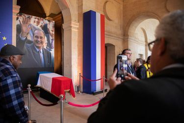 Le cercueil de Jacques Chirac à l&#039;entrée de la cathédrale Saint-Louis des Invalides, dimanche 29 septembre. 