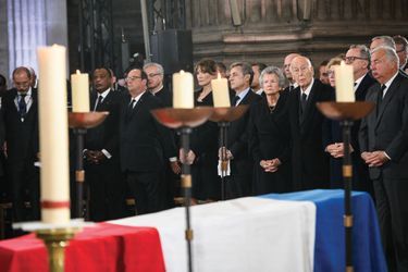 Devant le cercueil, une lignée de chefs d&#039;Etat : François Hollande, Nicolas Sarkozy et Carla Bruni-Sarkozy, Valéry Giscard d&#039;Estaing et son épouse Anne-Aymone , près de Richard Ferrand et Gérard Larcher. 
