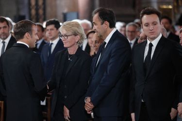 A son arrivée à l'église, Emmanuel Macron salue Claude Chirac, Frédéric Salat-Baroux et Martin Rey-Chirac. 