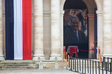 Le cercueil de Jacques Chirac à l'entrée de la cathédrale Saint-Louis des Invalides, dimanche 29 septembre. 