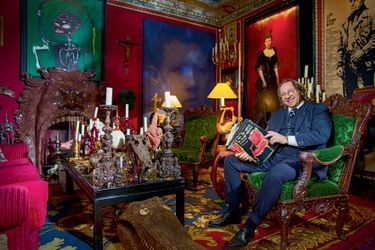 Bill Pallot dans son salon, au milieu de ses collections