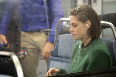 Ce jeudi, Kristen Stewart a emprunté la ligne 14 du métro parisien (ici station Olympiades) pour le film "Personal Shopper" d'Olivier Assayas.