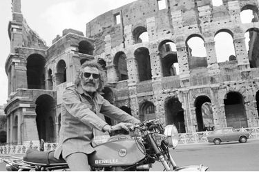 Le célèbre parolier et chanteur Georges Moustaki s’est éteint dans la nuit de mercredi à jeudi, à l’âge de 79 ans. Polyglotte, passionné des mots bien sûr, mais aussi de voyages, de moto, ou encore de tennis, l’artiste d’origine grecque a vécu plusieurs vies. En voici quelques images.