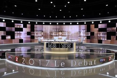 Le plateau est déjà prêt pour accueillir le débat, au studio de la Plaine Saint-Denis.