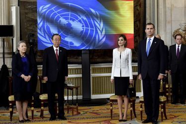 La reine Letizia et le roi Felipe VI d&#039;Espagne avec Ban Ki-moon et sa femme au Palais royal à Madrid, le 29 octobre 2015