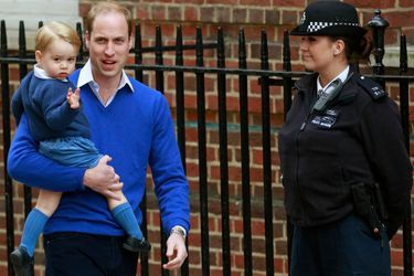 Le prince George dans les bras de son papa le prince William à Londres le 2 mai 2015