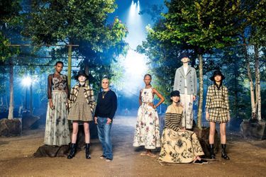 Dior : à l’ombre des jeunes filles en fleurs. Maria Grazia Chiuri et ses modèles à l’hippodrome de Longchamp où a été reconstituée une forêt de 160 arbres, décor du défilé printemps-été 2020. Ils seront replantés à Paris et dans ses alentours