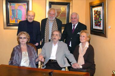Serge Reggiani entouré de son épouse Noëlle, Popeck, Georges Moustaki, Jean-Claude Brialy et Michèle Morgan, au vernissage de son exposition de...