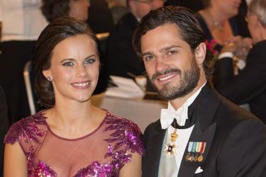Carl Philip et Sofia, au dîner des Nobel, le 10 décembre 2014, à la mairie de Stockholm, savourent leur victoire. Le 13 juin, ils se diront oui.