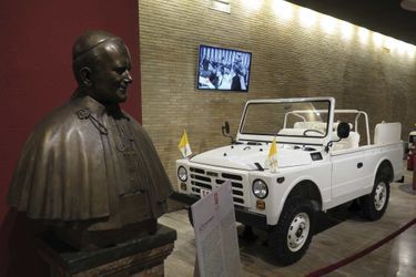 La papamobile Fiat dans lauelle se trouvait Jean-Paul II lors de l'attentat en 1981.
