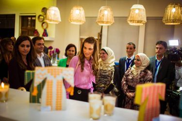 La reine de Jordanie en photos - Rania, reine de l'artisanat