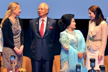 Mabel des Pays-Bas et Mary de Danemark entourent le Premier ministre indonésien Najib Razak et son épouse.