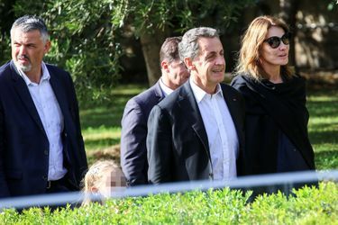 Carla Bruni, Nicolas Sarkozy et leur fille Giulia partent visiter le musée de l'Acropole, à Athènes, le 24 octobre 2017.