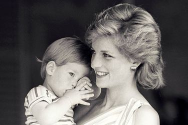Le prince Harry et sa mère la princesse Diana. 