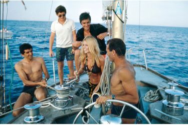 Brigitte Bardot et Alain Delon s&#039;offrent une sortie en mer sous la direction d&#039;Eric Tabarly, au large de Saint-Raphaël, fin août 1968.