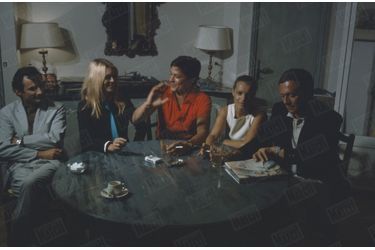 Brigitte Bardot, Romy Schneider, Alain Delon, Eric Tabarly, Maurice Roney et des amis à Saint-Tropez, à la fin du mois d&#039;août 1968.