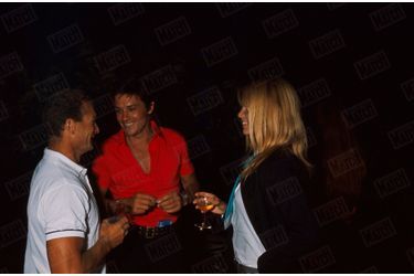 Brigitte Bardot, Eric Tabarly et Alain Delon à Saint-Tropez, à la fin du mois d&#039;août 1968.