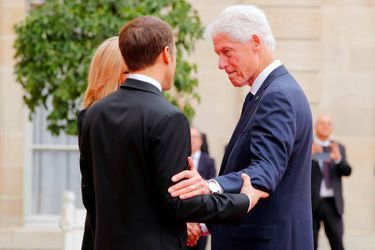 Brigitte et Emmanuel Macron accueillent Bill Clinton à l&#039;Elysée, le 30 septembre 2019.