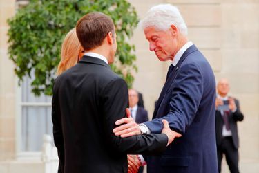 Brigitte et Emmanuel Macron accueillent Bill Clinton à l&#039;Elysée, le 30 septembre 2019.