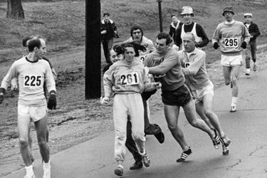 Kathrine Switzer participe en 1967 au marathon de Boston. En découvrant qu&#039;une femme a pris part à la course, les organisateurs s&#039;en prennent à elle. 
