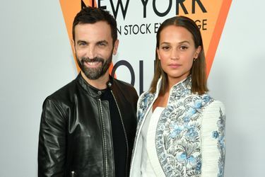 Nicolas Ghesquiere et Alicia Vikander à la soirée d&#039;inauguration de l&#039;exposition Louis Vuitton à New York, le 26 octobre 2017.