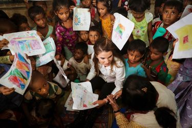 La reine Rania de Jordanie avec des enfants dans le camp de réfugiés de Kutupalong au Bangladesh, le 23 octobre 2017