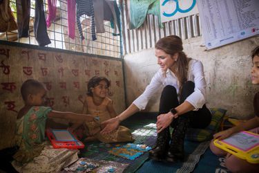 La reine Rania de Jordanie avec des Rohingyas dans un camp de réfugiés au Bangladesh, le 23 octobre 2017