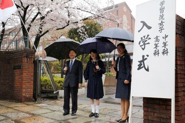 La princesse Aiko du Japon avec ses parents le prince Naruhito et la princesse Masako à Tokyo, le 27 avril 2017