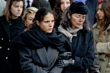 En janvier 1996, Anne Pingeot soutient sa fille Mazarine aux obsèques de François Mitterrand à Jarnac. 