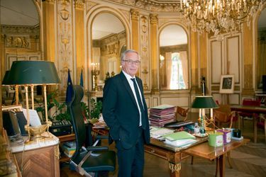 Le ministre du Travail, François Rebsamen, dans son bureau de la rue de Grenelle, le 13 mai. 