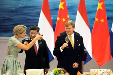 La reine Maxima et le roi Willem-Alexander avec le président Xi Jinping à Pékin, le 26 octobre 2015