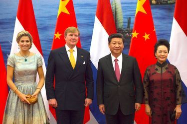 La reine Maxima et le roi Willem-Alexander avec le président Xi Jinping et sa femme à Pékin, le 26 octobre 2015